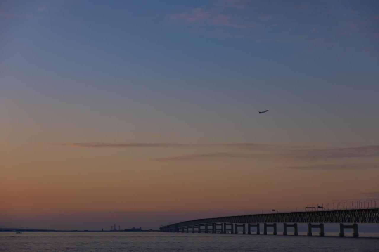 Omo Kansai Airport By Hoshino Resorts Izumi-Szano Kültér fotó The Chesapeake Bay Bridge at sunset