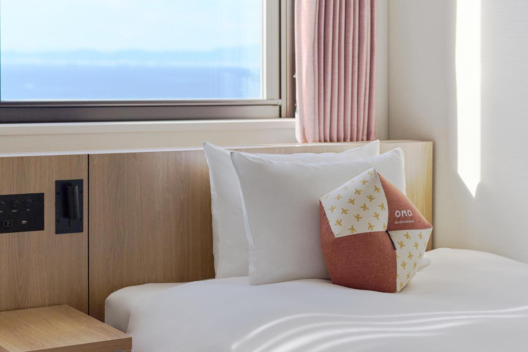 Omo Kansai Airport By Hoshino Resorts Izumi-Szano Kültér fotó A bed with a pillow